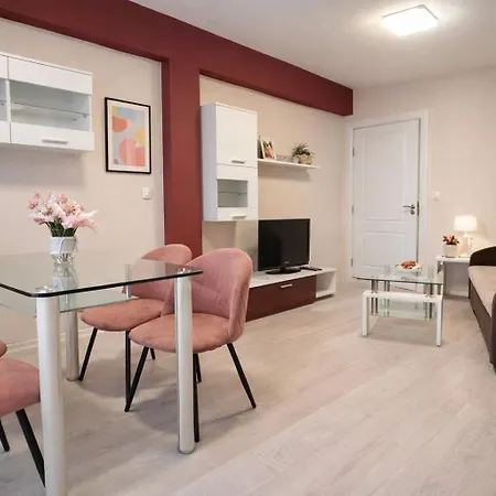 Central Prime Apartment & Private Parking *