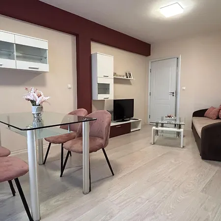 Apartment & Private Parking - Walk To Old Town And Main Street