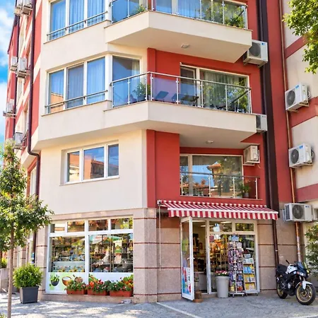 Apartment & Private Parking - Walk To Old Town And Main Street Plowdiw